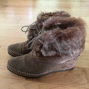 Suede and fur fall wedge booties. Light brown 👢